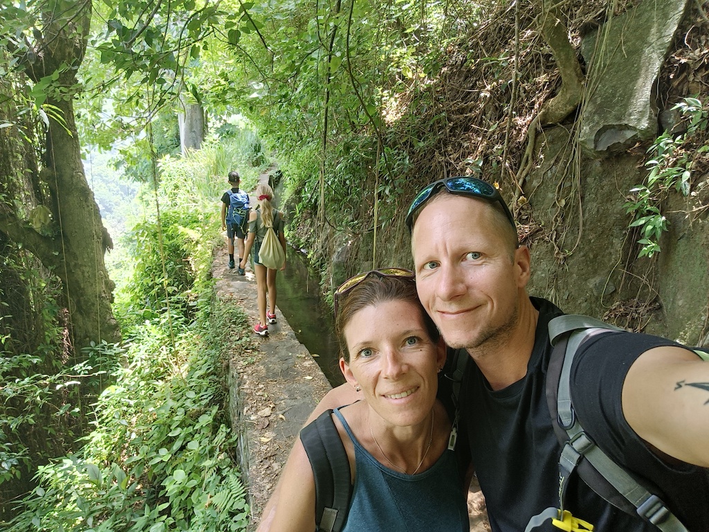 Jonathan et Aurélia en famille, vivant à bord de leur voilier après avoir quitté leur CDI
