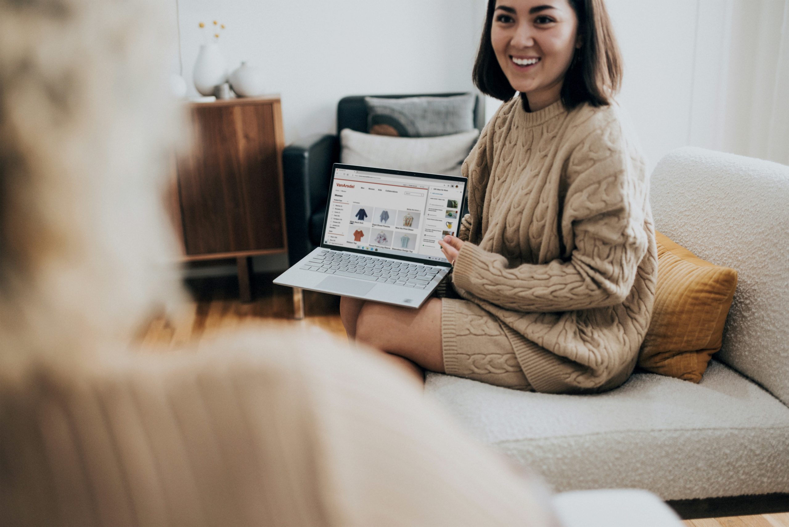 Femme en reconversion professionnelle préparant son départ d’entreprise