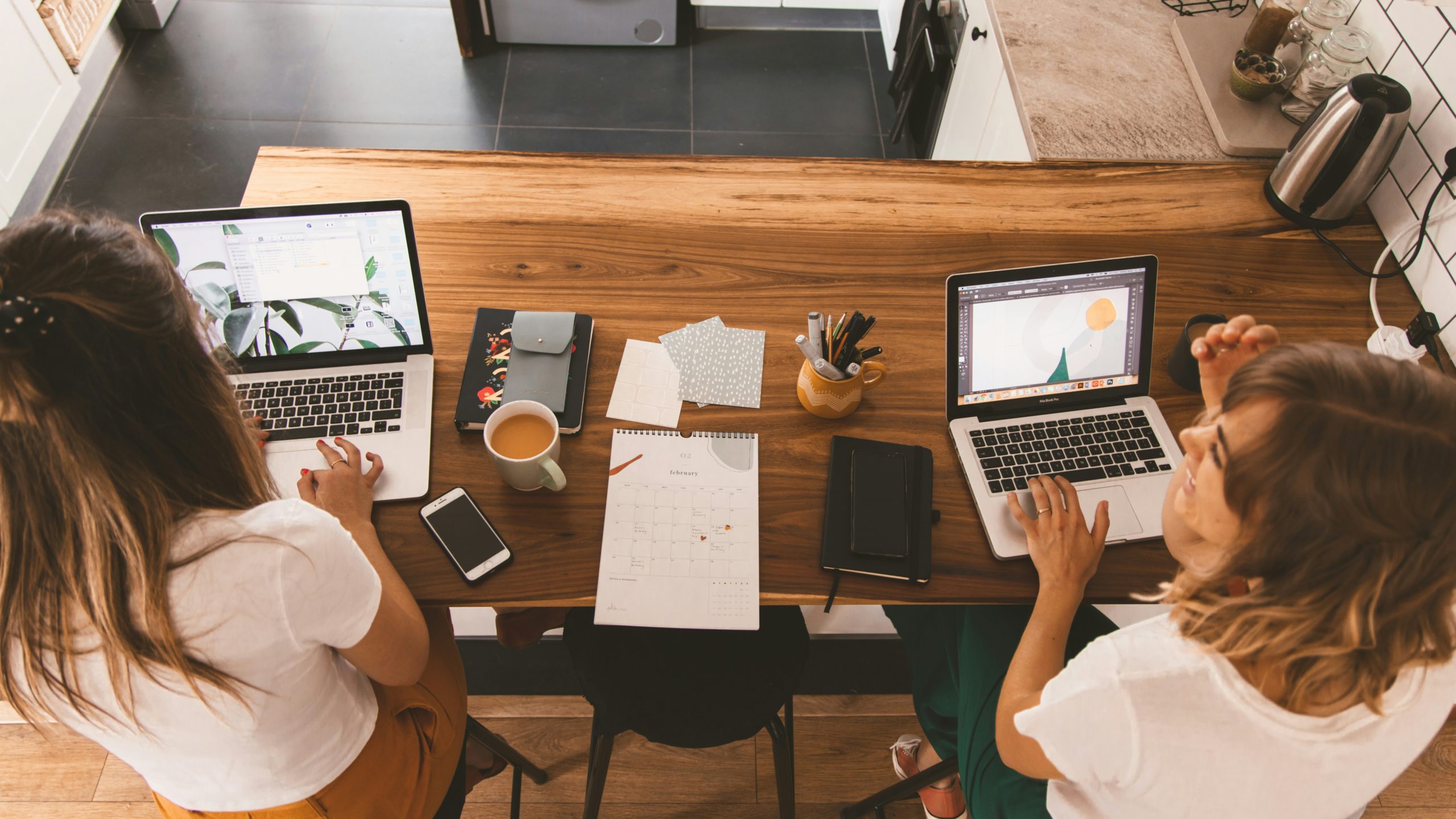 Femmes réfléchissant aux compétences à développer pour sa reconversion professionnelle