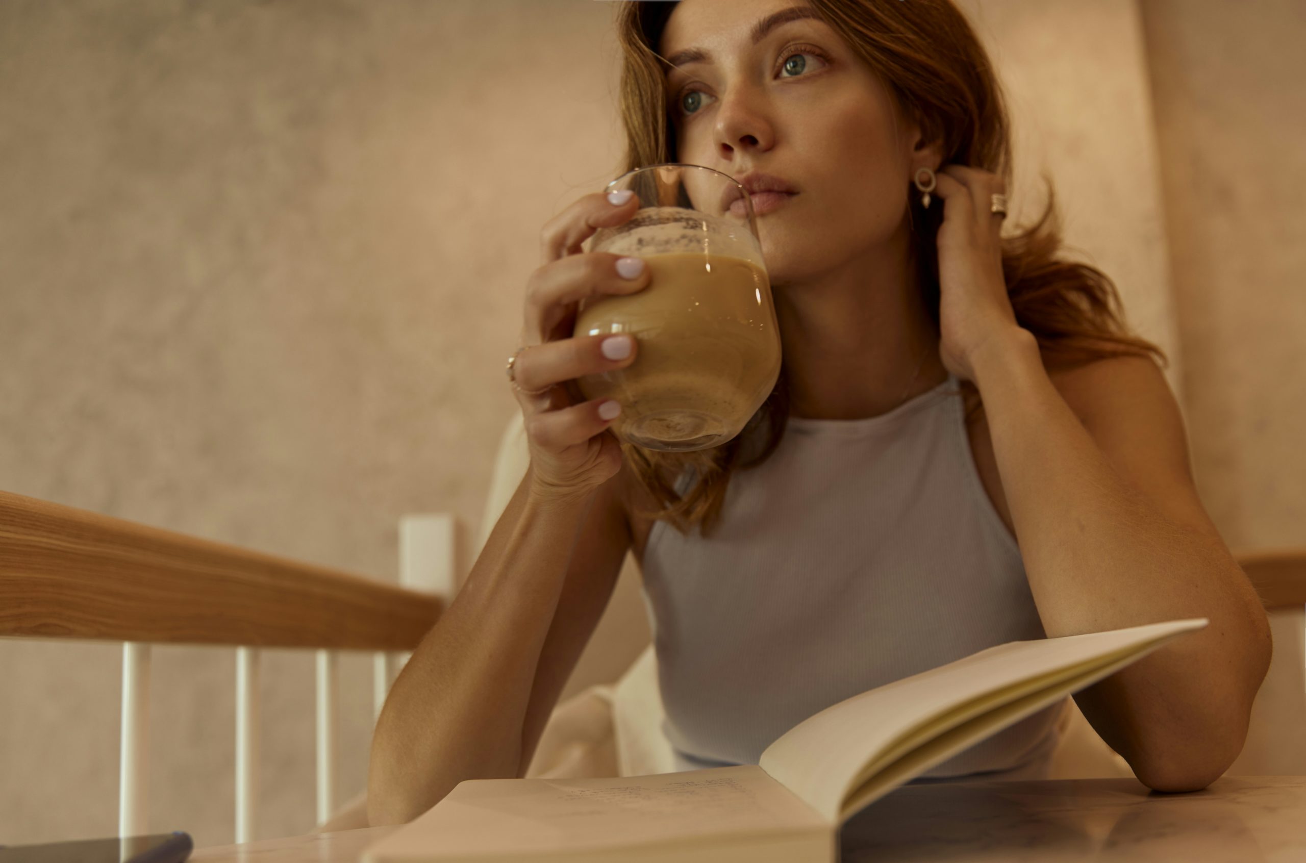 Femme en réflexion sur son projet pour tester un métier avant sa reconversion professionnelle