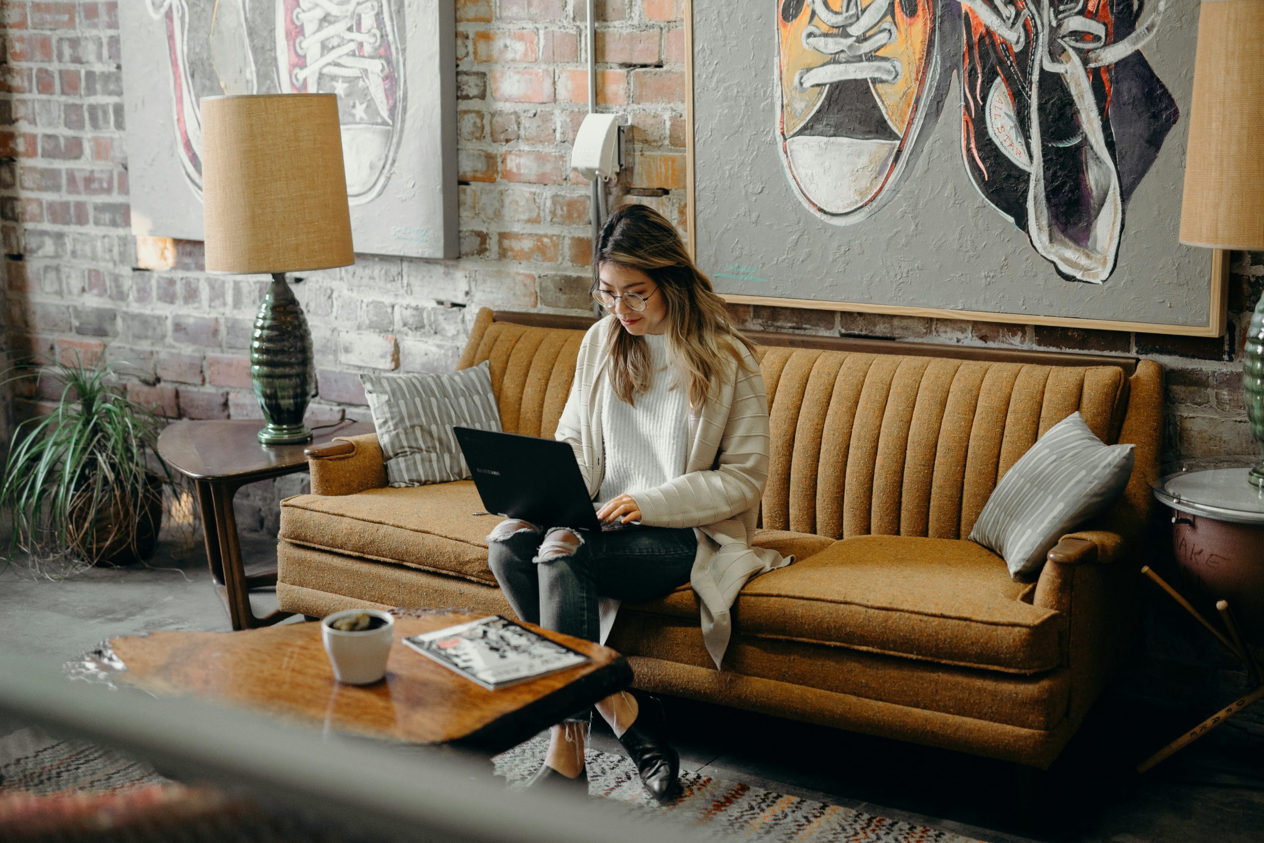 Femme travaillant sur son projet de reconversion professionnelle sans experience sur son ordinateur